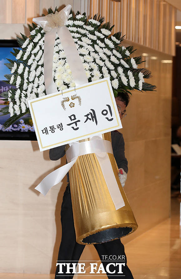 조양호 한진그룹 회장의 빈소가 12일 오전 서울 서대문구 신촌 세브란스 병원 장례식장에 마련된 가운데 화환업체 직원이 문재인 대통령의 조화를 들여오고 있다. /남용희 기자