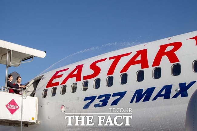 이스타항공이 애물단지로 전락한 B737 맥스8로 인해 진퇴양난에 빠졌다. 매달 나가는 비용만 수억 원, 게다가 최근에는 결함을 알고도 도입했다는 논란에 빠졌다. 사진은 지난해 12월 이스타항공 승무원들이 이 기종 도입을 기념하며 축포를 쏘고 있는 모습. /뉴시스