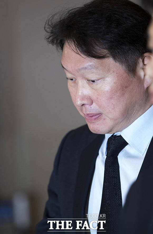 최태원 SK그룹 회장이 12일 서울 서대문구 신촌 세브란스병원 장례식장에 마련된 조양호 한진그룹 회장의 빈소를 향해 걸어가고 있다. /남용희 기자