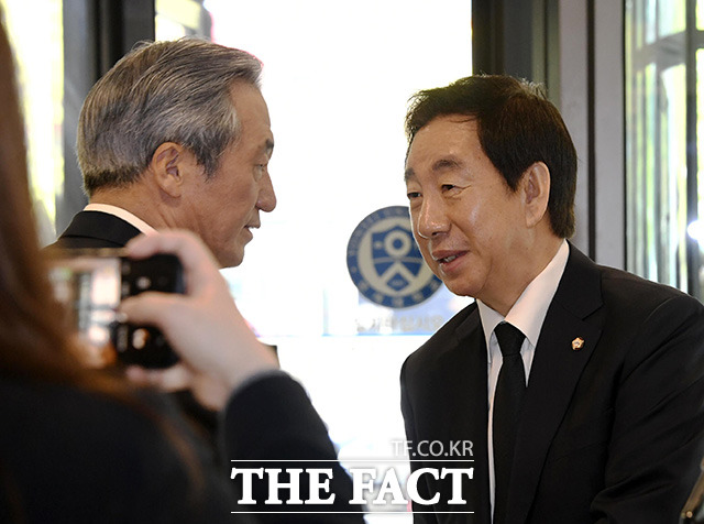 정몽준 아산재단 이사장(왼쪽)과 김성태 자유한국당 의원이 세브란스병원 장례식장 1층에서 만나 인사하고 있다. /남용희 기자