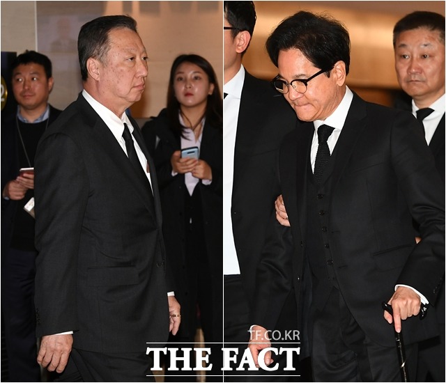 박용만 대한상공회의소 회장(왼쪽)과 이재현 CJ그룹 회장이 조양호 한진그룹 회장 빈소로 들어서고 있다. /남용희 기자