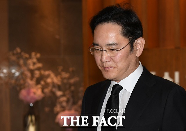 이재용 삼성전자 부회장이 13일 오전 서울 서대문구 신촌 세브란스병원 장례식장에 마련된 고 조양호 한진그룹 회장의 빈소를 찾아 고인을 기리고, 유족들을 위로했다. /뉴시스