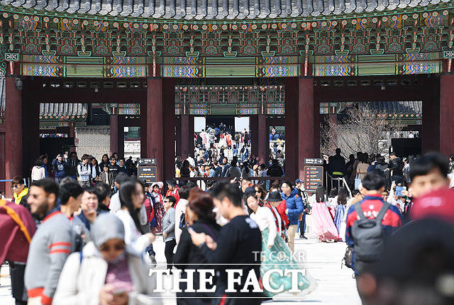 화창한 봄날씨를 보인 13일 오후 서울 종로구 경복궁을 찾은 시민들과 관광객들이 경내를 관람하고 있다. / 배정한 기자