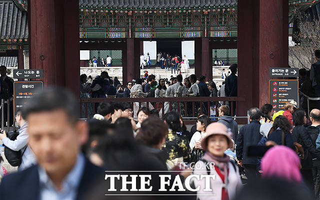 발 디딜 틈 없는 경내