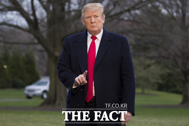 도널드 트럼프 미국 대통령이 12일(현지시간) 안정적인 5G 네트워크는 21세기 미국의 번영과 국가 안보에서 절대적으로 중요한 연결 고리가 될 것이라며 미국이 통신 경쟁에서 이겨야 한다고 강조했다. /뉴시스