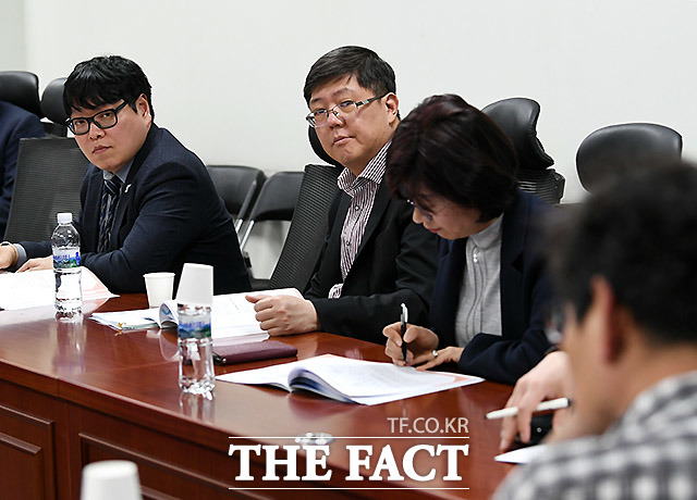 토론회에 참석한 미래를 함께하는 사람들 오지훈 대표와 김홍걸 민화협 대표 상임의장(왼쪽부터).