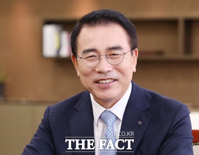 조용병 신한금융그룹 회장이 글로벌 신규 투자자를 유치하고, 그룹의 신성장 동력을 발굴하기 위해 14일부터 열흘 간 캐나다 토론토와 미국 샌프란시스코로 출장을 떠난다. /신한금융지주