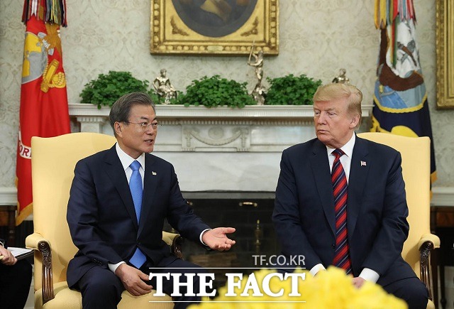 문재인 대통령은 15일 한미정상회담 평가와 김정은 북한 국무위원장의 시정연설과 관련해 직접 언급할 것으로 보인다. 11일 오후(현지시간) 미국 워싱턴 백악관에서 열린 한미정상회담에 앞서 문 대통령이 도널드 트럼프 미 대통령과 환담하는 모습. /청와대사진기자단