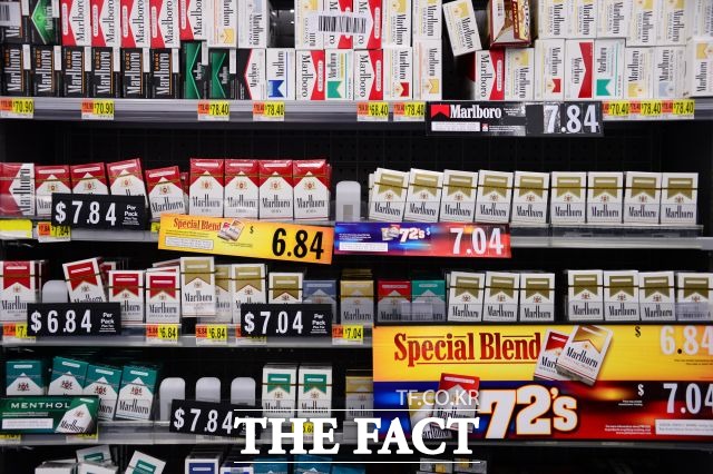 쥴은 미국 전자담배 시장에서 점유율 75%를 차지하는 인기 제품이다. 사진은 미국의 한 편의점 담배 가판대. /더팩트 DB