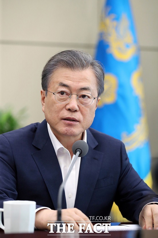 문재인 대통령이 15일 오후 청와대 여민1관 소회의실에서 수석보좌관회의를 주재하고 있다. /청와대 제공