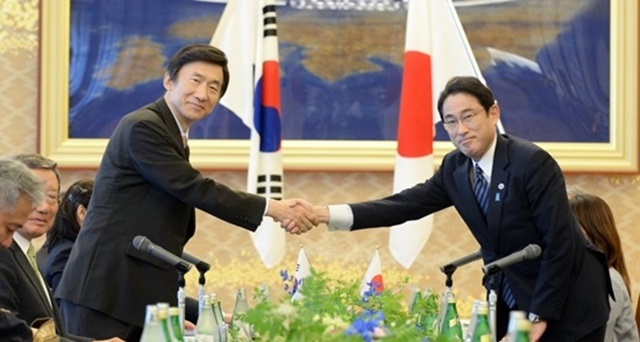 2015년 윤병세 외교부 장관(오른쪽)과 기시다 후미오 일본 외무상(왼쪽)이 한일 외교장관 회담을 열어 일본군 위안부 문제를 타결했지만, 3년 만에 사실상 파기됐다. /더팩트 DB