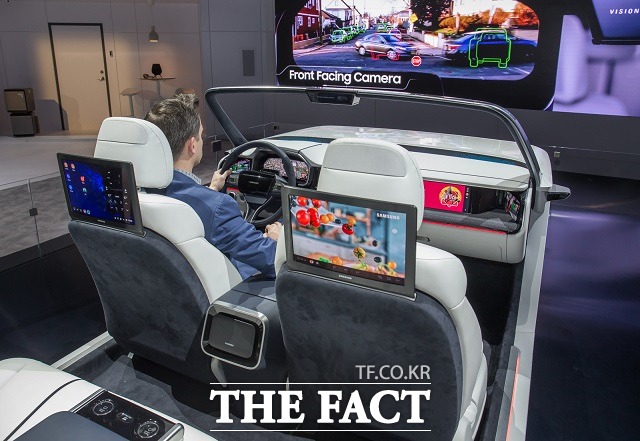 삼성전자는 지난 1월 미국 라스베이거스에서 열린 CES 2019 행사에서 하만과 공동 개발한 미래형 커넥티드카 조종석 디지털 콕핏을 선보이며 미래 자동차 전장 기술 방향성을 제시했다. /삼성전자 제공