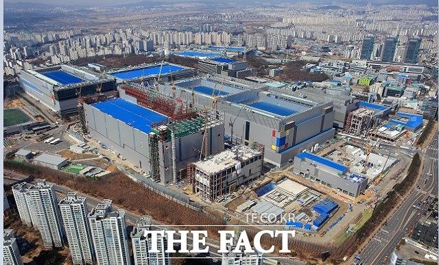 삼성전자는 극자외선(EUV) 기술을 기반으로 5나노 공정 개발에 성공했다고 16일 밝혔다. /삼성전자 제공