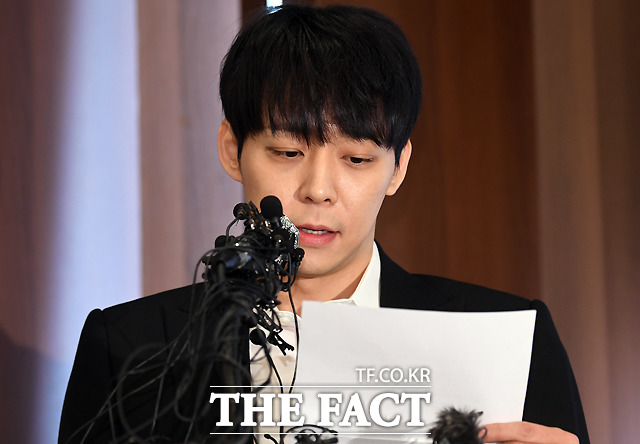 가수 박유천이 10일 오후 서울 중구 태평로 프레스센터에서 긴급 기자회견을 열고 남양유업 창업주의 외손녀 황하나 씨에게 마약을 권유한 연예인으로 지목되고 있는 것과 관련해 결코 저는 마약을 하지 않았다고 입장을 밝히고 있다. /이새롬 기자