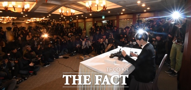 가수 박유천이 10일 오후 서울 중구 태평로 프레스센터에서 긴급 기자회견을 열고 남양유업 창업주의 외손녀 황하나 씨에게 마약을 권유한 연예인으로 지목되고 있는 것과 관련해 결코 저는 마약을 하지 않았다고 입장을 밝히고 있다. /이새롬 기자