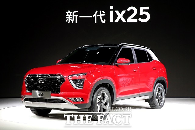 현대차가 16일 중국 상하이 컨벤션 센터에서 열린 2019 상하이 국제모터쇼에서 중국 전략형 SUV 신형 ix25를 최초로 공개했다. /현대차 제공