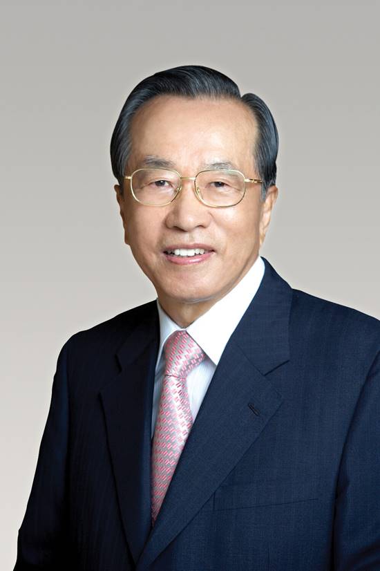 동원그룹 김재철 회장이 창간 50주년 기념식에서 돌연 퇴진을 선언했다. 동원그룹은 차남 김남정 부회장 체재로 이어갈 전망이다. /뉴시스