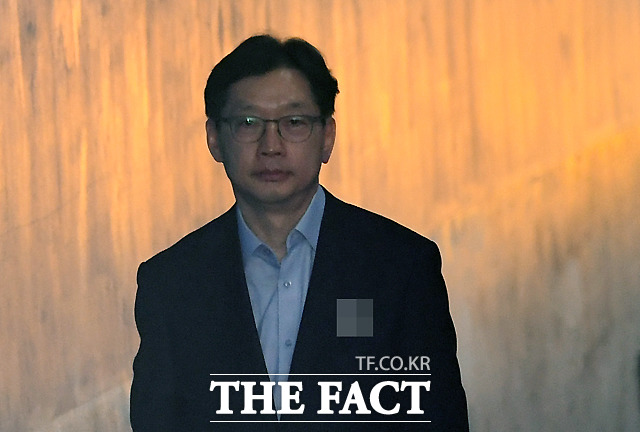 재판부, 창원시 주거지에만 주거해야 조건부[더팩트ㅣ이새롬 기자] 드루킹 일당의 댓글 조작에 공모한 혐의로 1심에서 실형을 받은 김경수 경남도지사가 11일 오후 서울 서초구 고등법원에서 열린 항소심 2차 공판에 출석하고 있다. 앞서 재판부는 이날 공판을 지켜본 뒤 김 지사의 보석 여부를 결정하기로 했다. 이에 따라 이르면 재판 당일인 11일이나 그 다음날인 12일 김 지사의 석방 여부가 결정될 것으로 예상된다. saeromli@tf.co.kr 사진영상기획부 photo@tf.co.kr