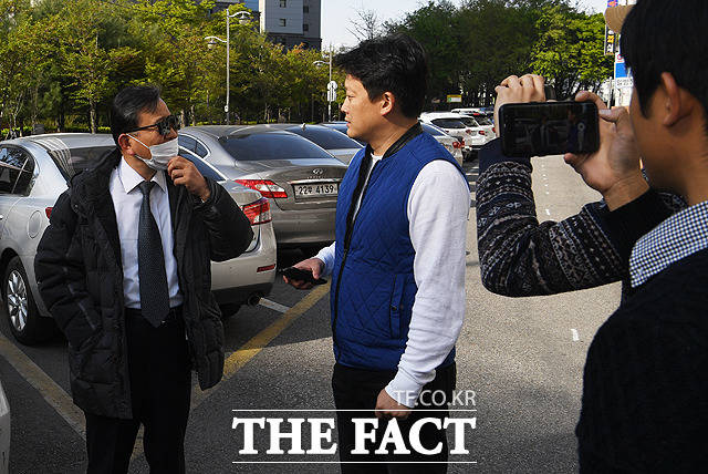 힘들게 살고 있습니다 취재진을 만난 김 전 차관(왼쪽)이 근황을 밝히고 있다.