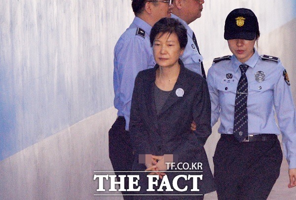16일 기결수로 전환된 박근혜 전 대통령 측이 형집행정지를 신청했다. 사진은 법정에 출두하는 박 전 대통령./더팩트 DB