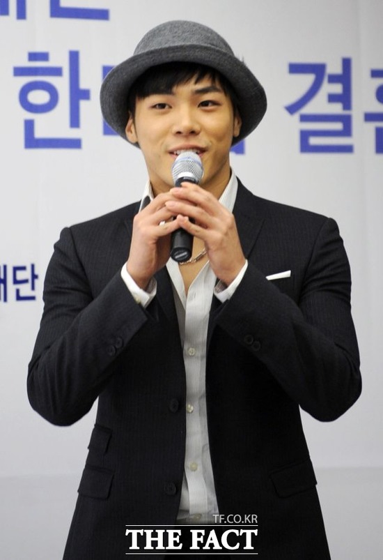 휘성이 에이미와 함께 마약류를 복용한 의혹을 받자 팬들이 소속사를 향해 입장을 촉구했다. /더팩트 DB