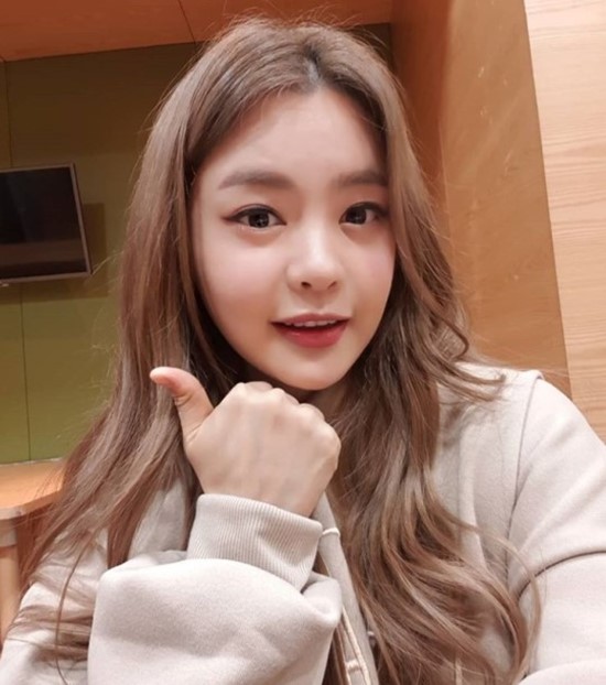 서유리가 지난 2월 성형 의혹이 제기되자 추가로 공개한 셀프 카메라 사진. /서유리 인스타그램