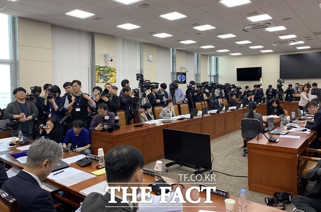 KT 아현지사 관련 청문회에 유영민 과학기술정보통신부 장관의 불출석으로 여야가 충돌을 빚었다. /국회=서민지 기자