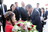  文, 중앙亞 첫 순방지 투르크멘 도착…'빵' 먹는 전통 눈길