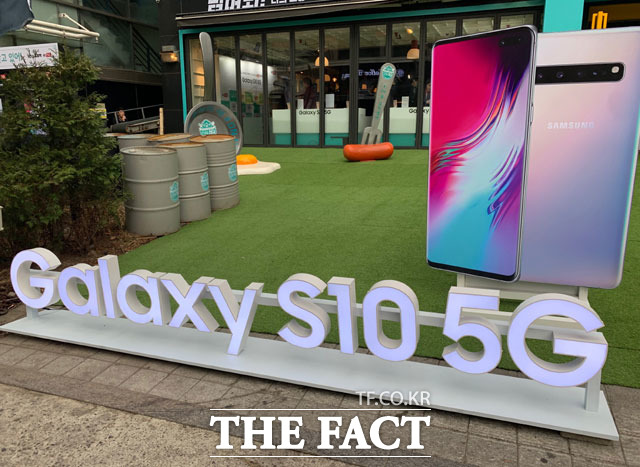 우리나라가 삼성전자 갤럭시S10 5G 출시로 세계 최초 5G 타이틀을 거머쥐는 데 성공했다. 하지만 고객들 사이에서 5G 서비스가 불안정하다는 지적이 지속적으로 제기되고 있다. /서민지 기자