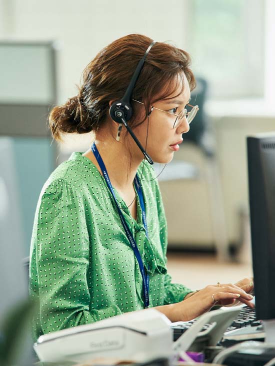 최수영은 영화 걸캅스에서 민원실 주무관 장미 역을 맡았다. /CJ엔터테인먼트 제공