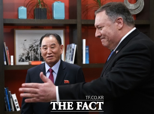 북한이 마이크 폼페이오 장관이 아닌 다른 인물로 카운트 파트너 교체를 거론했다. 폼페이오 미국 국무장관(오른쪽)과 김영철 북한 노동당 부위원장이 대화를 나누고 있는 모습. /워싱턴=AP/뉴시스