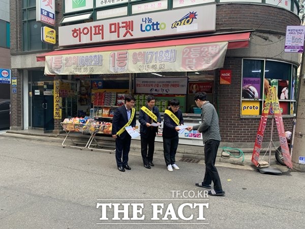 케이토토가 판매점주와 함께 진행하고 있는 건전구매문화 캠페인./케이토토 제공