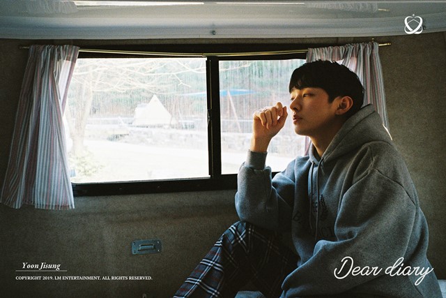 윤지성이 오는 22일 발매하는 새 앨범 디어 다이어리 콘셉트 포토. /LM 엔터테인먼트 제공