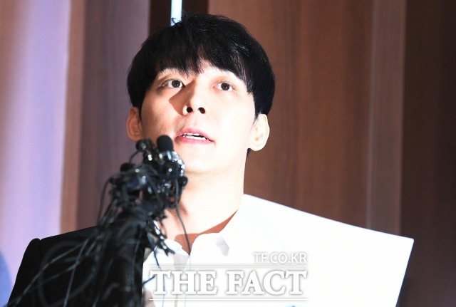 가수 박유천이 10일 오후 서울 중구 태평로 프레스센터에서 긴급 기자회견을 열고 남양유업 창업주의 외손녀 황하나 씨에게 마약을 권유한 연예인으로 지목되고 있는 것과 관련해 결코 저는 마약을 하지 않았다고 입장을 밝히고 있다. /이새롬 기자