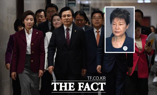 자유한국당 내에서 박근혜 전 대통령 사면이 공개 거론되기 시작한 모양새다. 사진은 황교안(가운데) 대표, 나경원(왼쪽) 원내대표 등 한국당 지도부. /남윤호 기자