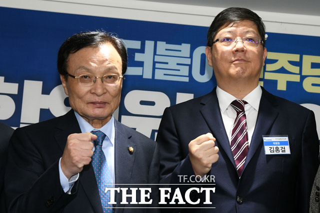 주먹 불끈 쥔 이해찬 대표(왼쪽)와 김홍걸 위원장