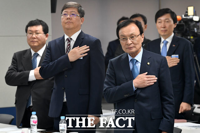 국민의례하는 설훈 최고위원, 김홍걸 위원장, 이해찬 대표(왼쪽부터)