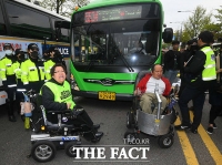 [TF포토] '장애인 배제된 장애인의 날 규탄한다!'...장애인 단체 도로 점거 시위