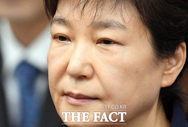 박근혜 전 대통령이 2018년 4월 6일 1심 선고 공판에서 징역 24년에 벌금 180억 원을 선고 받았다. /사진공동취재단