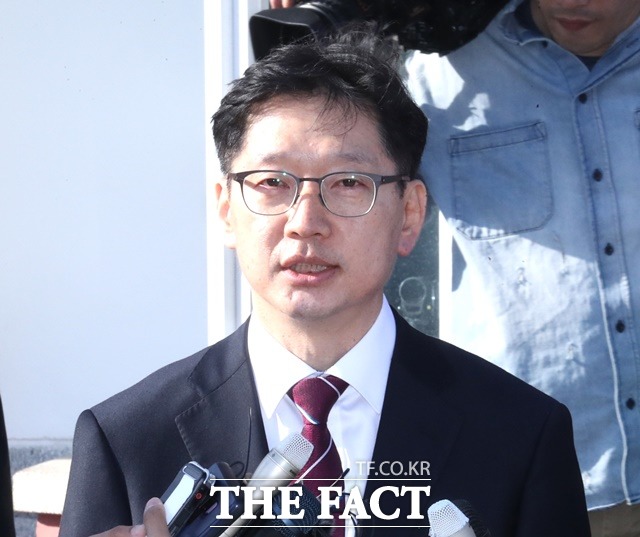 77일만에 석방된 김경수 경남지사가 17일 서울구치소에서 나와 뒤집힌 진실 바로잡겠다고 밝혔다. /뉴시스