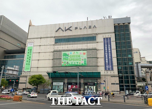 서울 서남권 상권을 담당하던 AK플라자 구로본점이 오는 8월 문을 닫는다. 구로 주민들은 지역을 상징하는 건물이 적자 때문에 사라진다는 사실에 아쉬움을 표했다. /구로동=이민주 기자