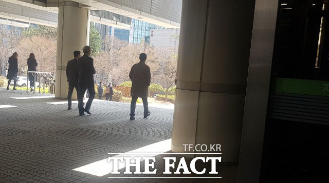 법원은 일방적 계약 해지 통보는 효력이 없다고 주장한 민유성 전 산업은행장 측 주장을 받아들인 것으로 보인다. 사진은 지난달 용역비 청구 소송 7차 변론기일을 마치고 법원을 빠져나가고 있는 민유성 전 산업은행장 측 변호인단. /이성락 기자