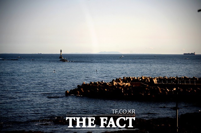 중부지방 중심으로 오전부터 낮까지 비 예보. 아침 최저 기온은 9∼14도로 시작해 한낮에는 16∼25도까지 오르겠다. /더팩트 DB