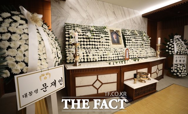 21일 서울 서대문구 신촌세브란스병원 장례식장에 故 김홍일 전 민주당 의원의 빈소에 문재인 대통령의 조화. /뉴시스