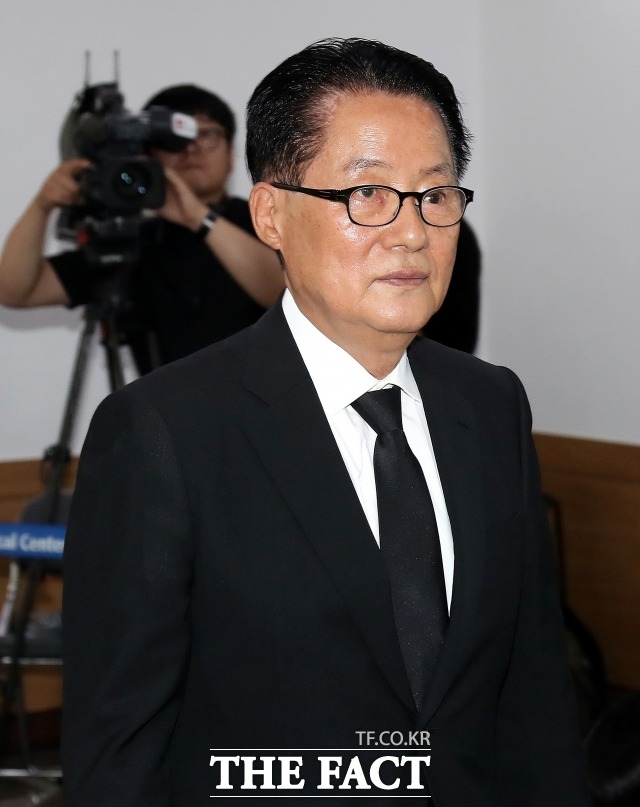 박지원 민주평화당 의원은 고 김홍일 전 의원 타계에 고인은 김대중 대통령님 장남이시며 정치적 동지라면서 2006년 나라종금 사건이 정치적이었음을 지적하며 김 의원! 다 잊고 용서하시고 영면하소서. 당신이 그립습니다라고 애도했다. /임세준 기자