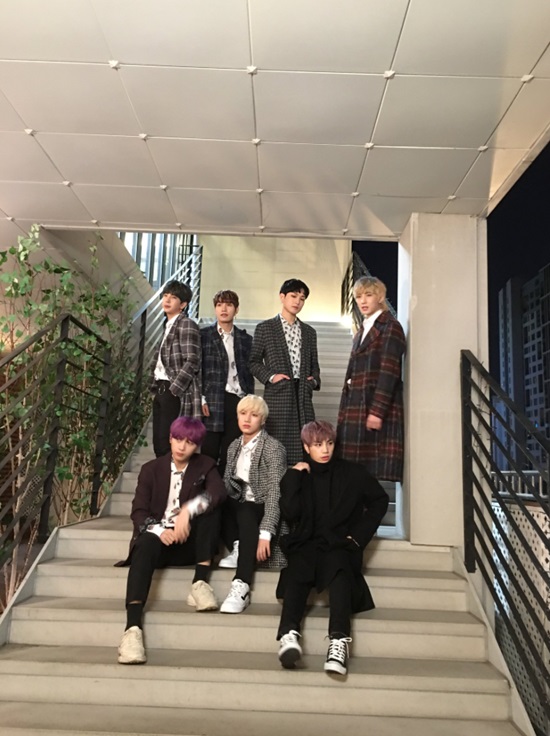 21일 서울 영등포경찰서에 따르면 이날 오전 3시 40분쯤 신인 아이돌그룹 머스트비가 타고 있던 승합차가 도로 옆 가드레일을 들이받는 사고가 발생했다. /머스트비 트위터 캡처