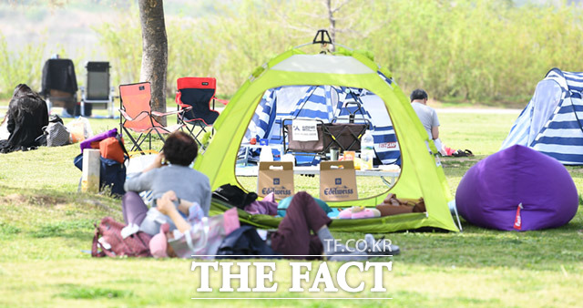 뜨거운 볕을 피하기 위해서 많은 시민이 텐트를 이용하고 있는데요.