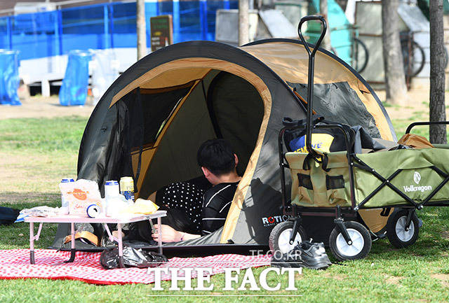 대부분은 입구만 개방한 채 텐트를 이용합니다.
