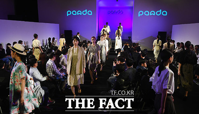 22일 오후 서울 중구 DDP패션몰에서 DDM PANDA(판다)론칭 기념 패션쇼가 열린 가운데 모델들이 런웨이를 밟고 있다. /이동률 기자