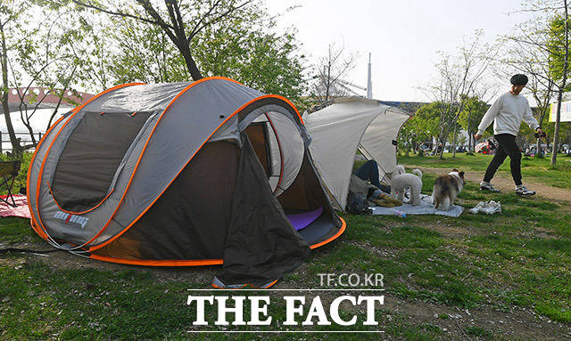 2면 개방을 하지 않은 텐트들이 존재했습니다.